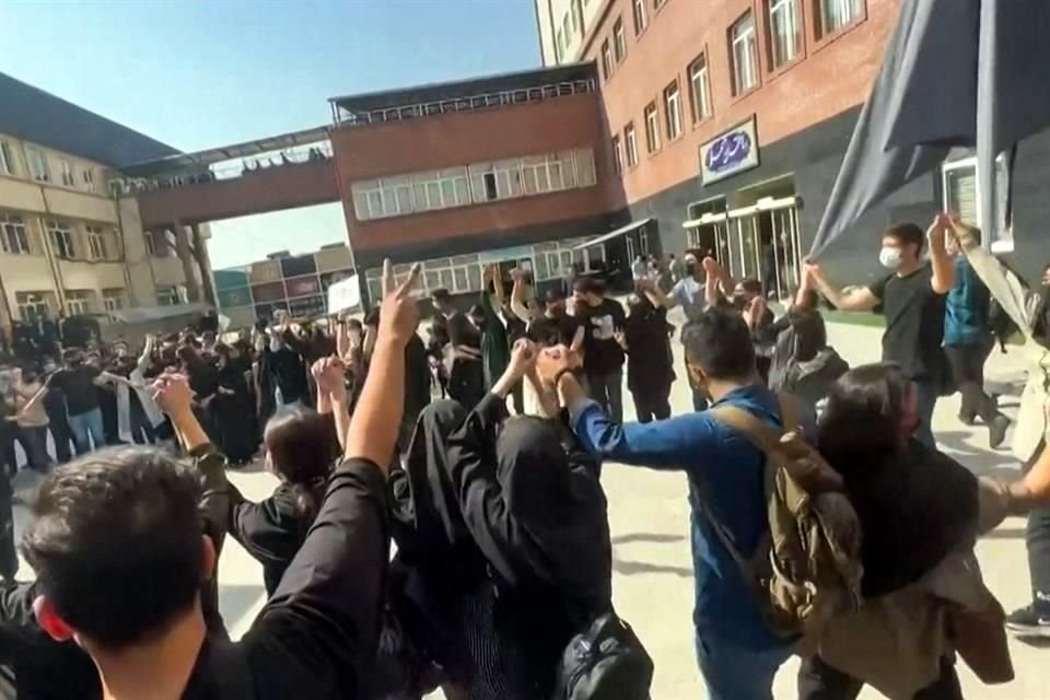 Estudiantes iraníes cantando 'Libertad' mientras se manifiestan en la Universidad de Ciencia y Cultura de Teherán.