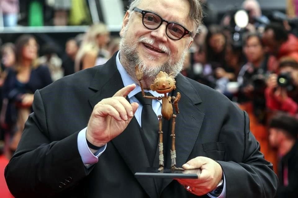 Guillermo del Toro estrenó su filme 'Pinocho' en el Festival de Cine de Londres y recordó a su madre, quien falleció hace unos días.
