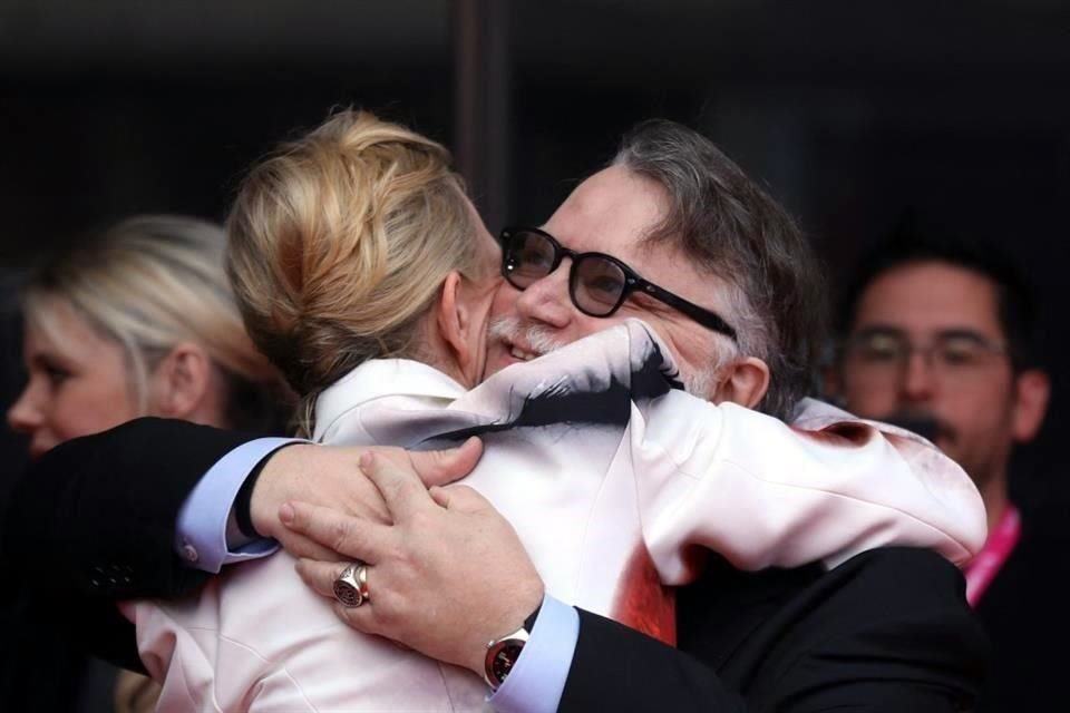 Cate Blanchett saludó efusivamente al director Guillermo del Toro en la alfombra roja.
