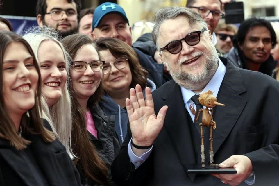 Guillermo del Toro estrenó su filme 'Pinocho' en el festival de Cine de Londres, junto al elenco que dieron su voz a los personajes.