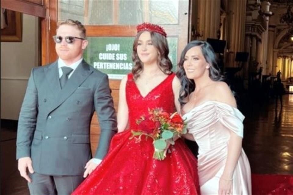 Celebra 'Canelo' los 15 años de su hija con misa en Catedral.