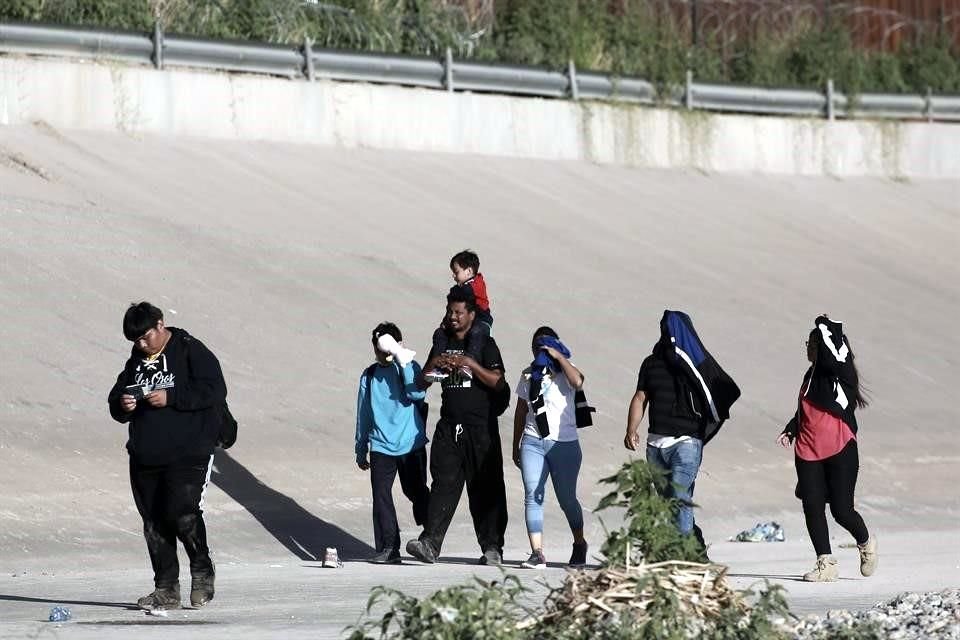 Un grupo de migrantes venezolanos camina hacia la frontera de Estados Unidos para entregarse a la patrulla fronteriza, en Ciudad Juárez.