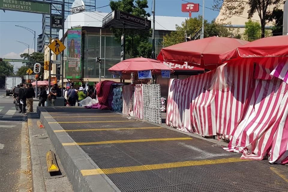 Vecinos acusaron que alrededor de la estación del Metro Chilpancingo aumentó el comercio informal.