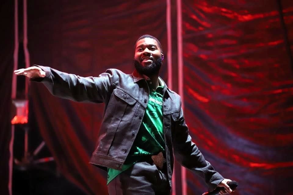 '¡Hola México!, estoy feliz de estar con ustedes en este momento, es la primera vez en Monterrey, me han dado una buena bienvenida y lo aprecio demasiado', expresó Khalid.