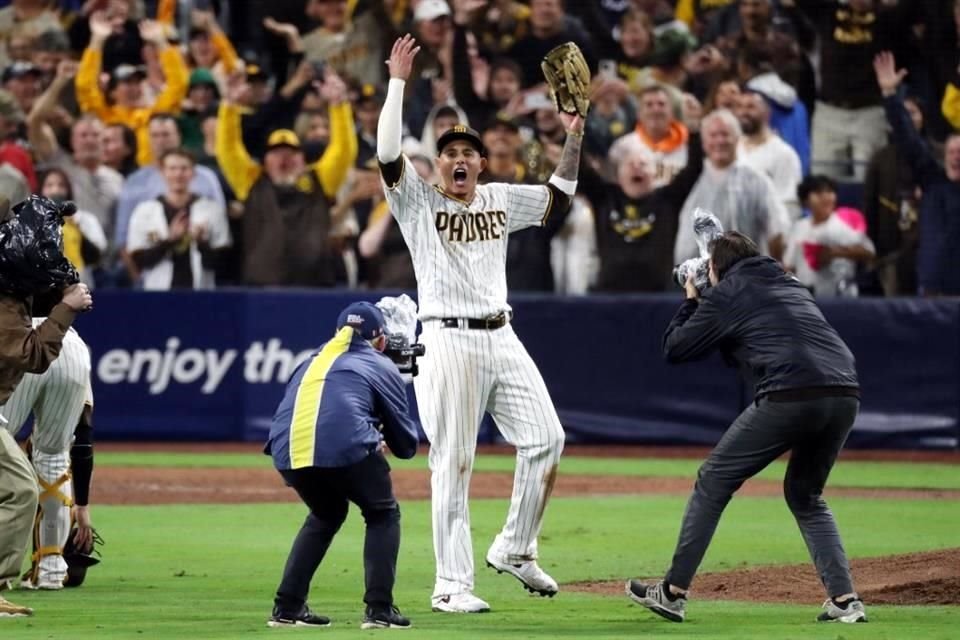 Manny Machado, de Padres de San Diego, celebra el pase a la serie de campeonato en la Liga Nacional.