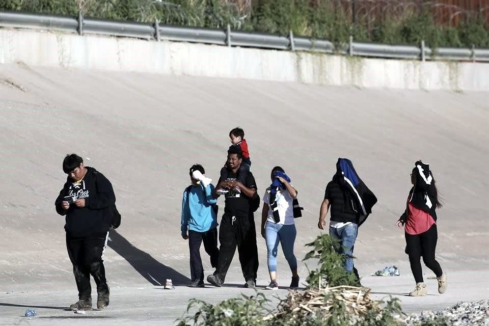 Un grupo de migrantes en Ciudad Juárez camina hacia Estados Unidos.