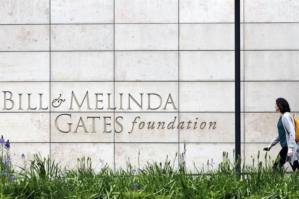 Una persona camina por la sede de la Fundación Bill y Melinda Gates, en Seattle.