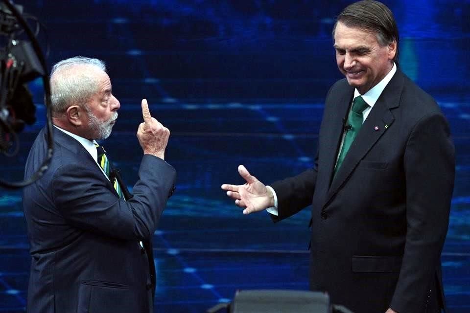 El Presidente Jair Bolsonaro y el ex Mandatario Luiz Inácio Lula da Silva durante el debate de esta noche en Sao Paulo.