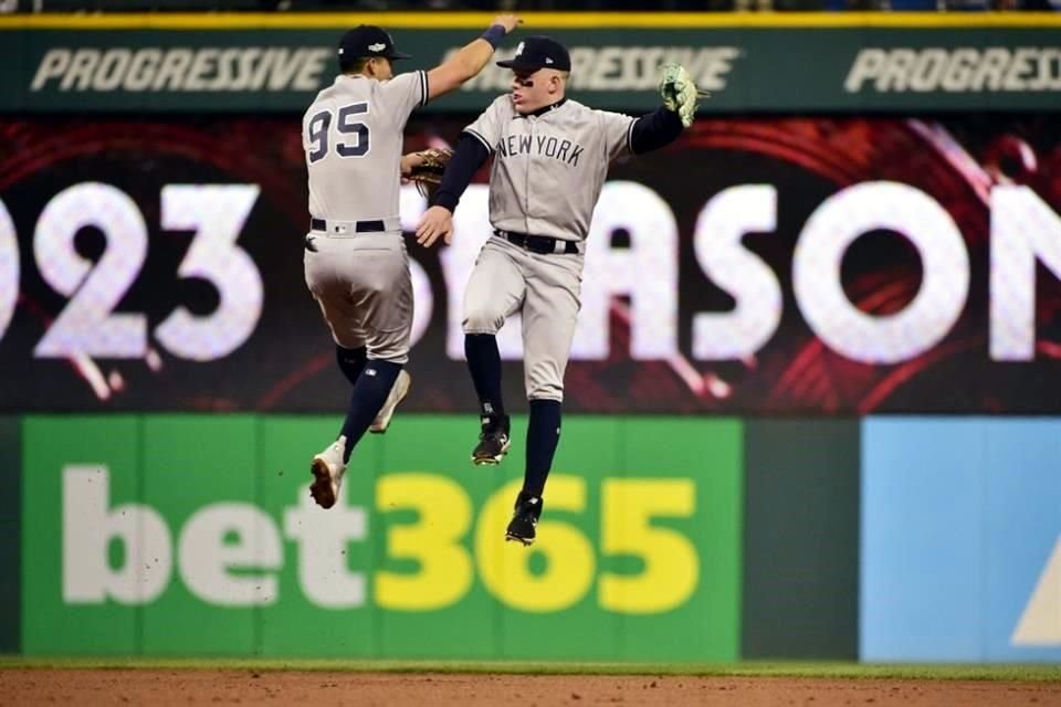 Oswaldo Cabrera (izq.) y Harrison Bader celebrando la victoria de los Yankees sobre los Guardians para igualar la Serie.