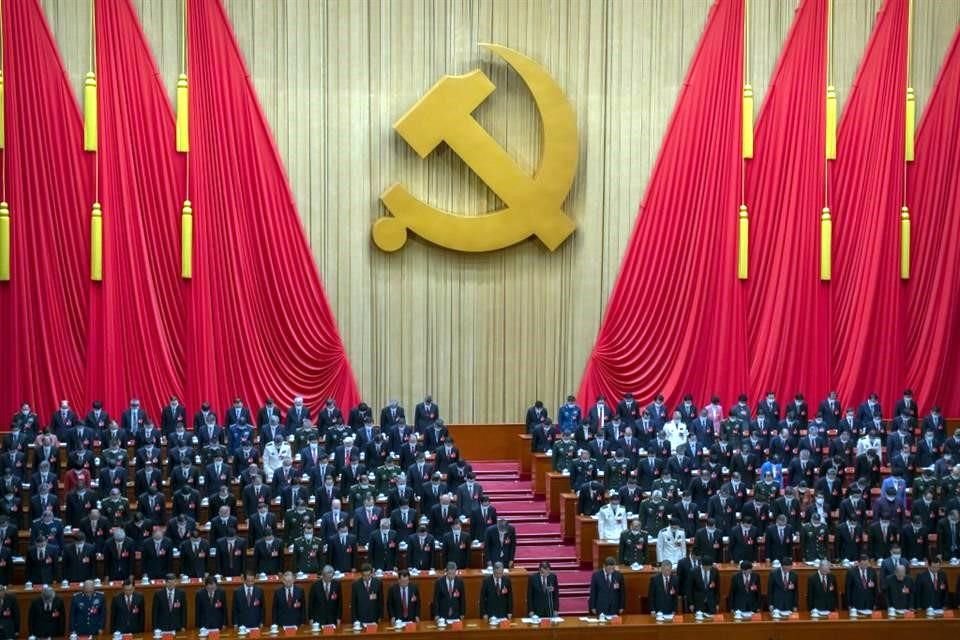 Delegados guardan un minuto de silencio durante el Congreso Nacional del Partido Comunista de China.