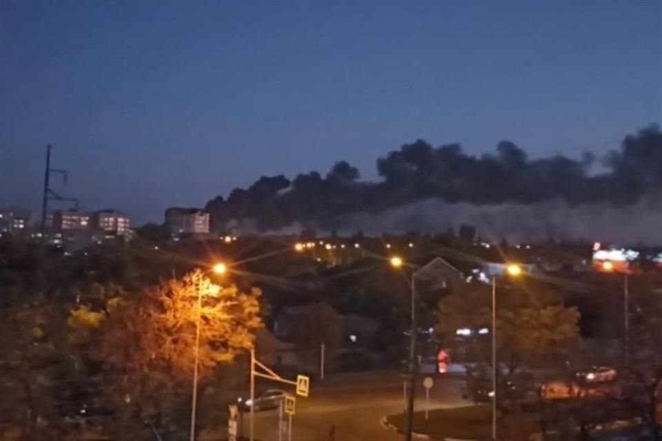 Vista del humo elevándose desde el sitio donde se estrelló el avión.