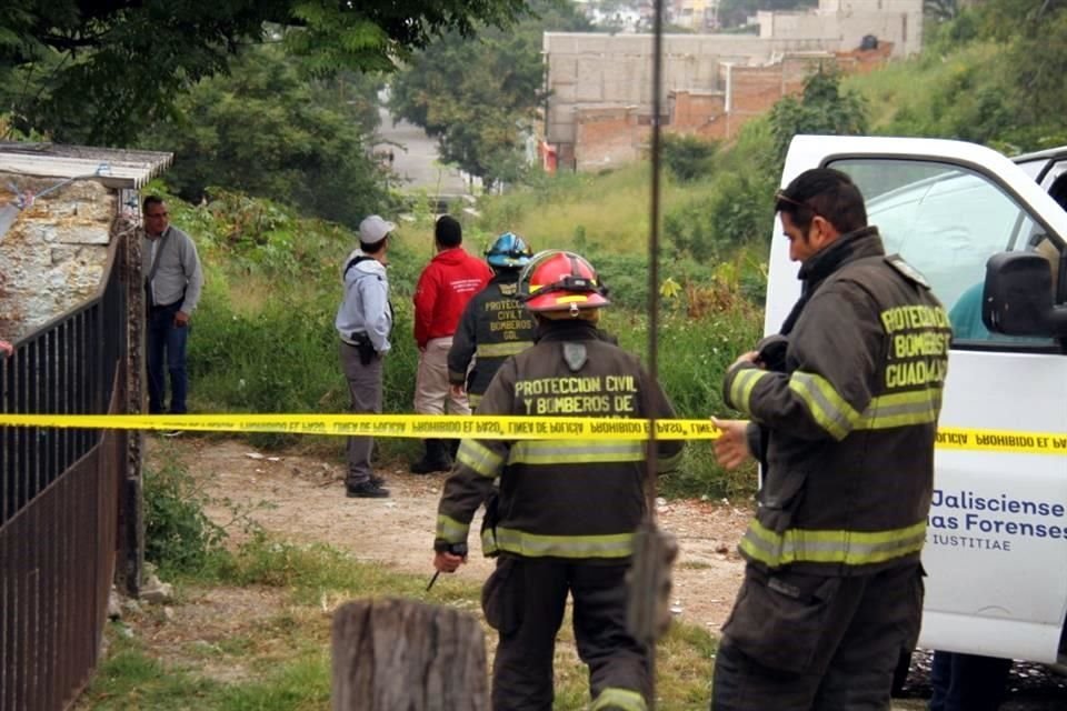 Golpeado y ya sin vida fue encontrado un hombre la mañana de este lunes en un predio baldío cerca de un arroyo en Guadalajara.