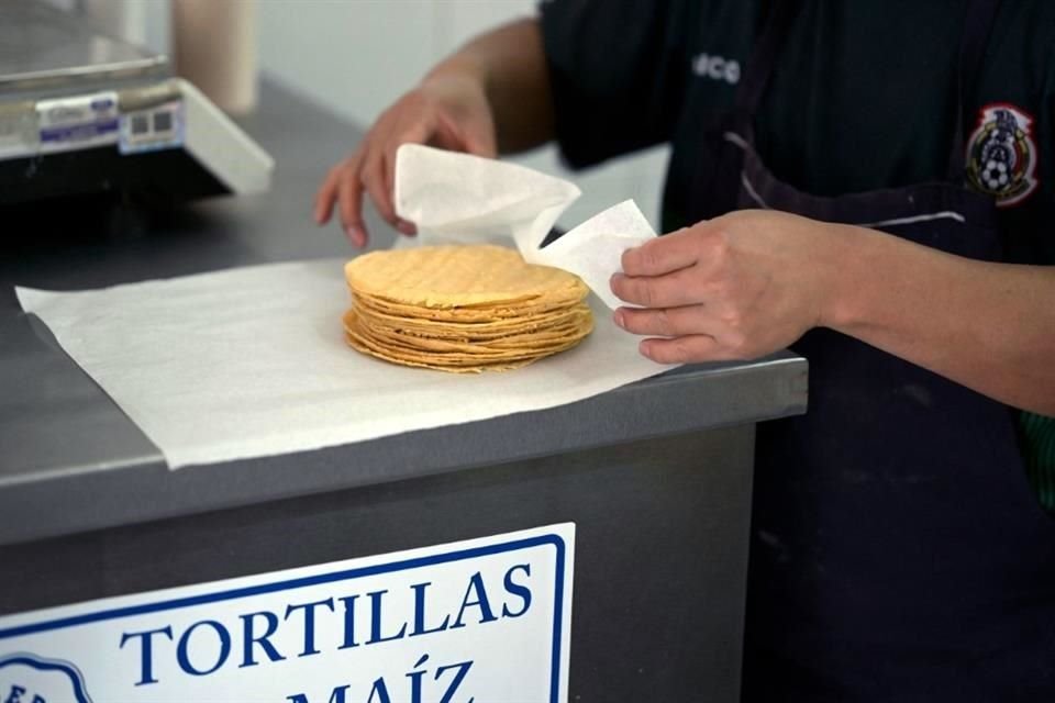 El precio promedio del kilo de tortilla a nivel nacional para tortillerías está en 21.50 pesos desde hace tres semanas, según la Profeco.