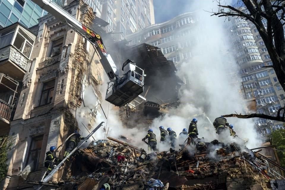 Bomberos trabajan en Kiev para apagar un incendio en un edificio impactado pro ataques rusos.