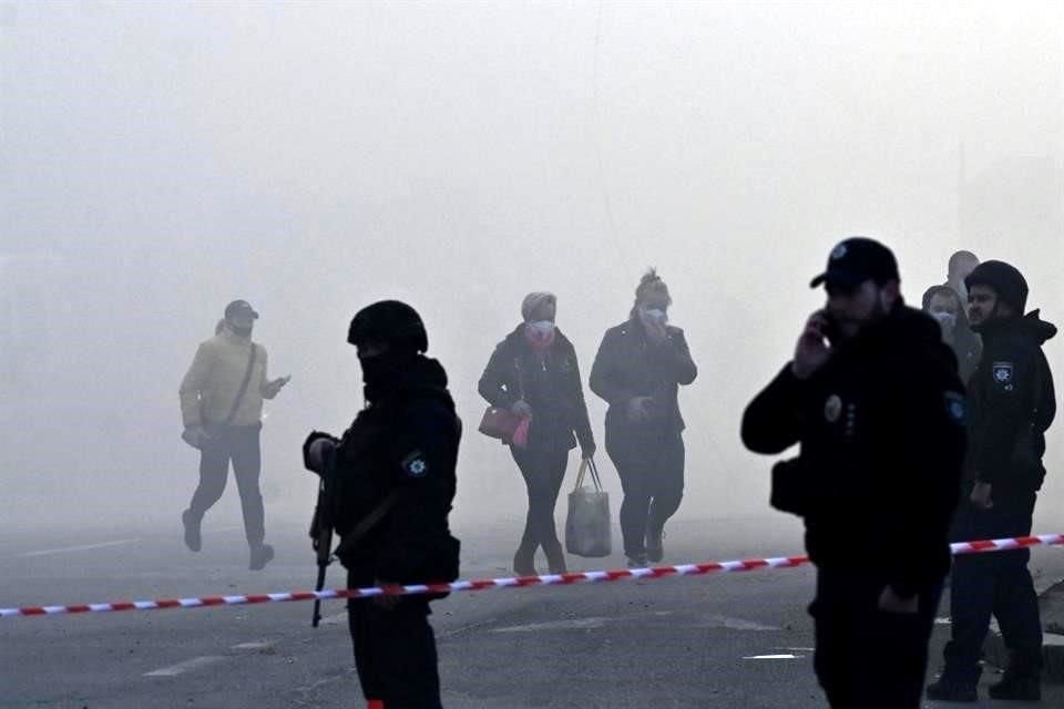 Residentes de Kiev corren entre el humo durante los ataques con drones rusos.