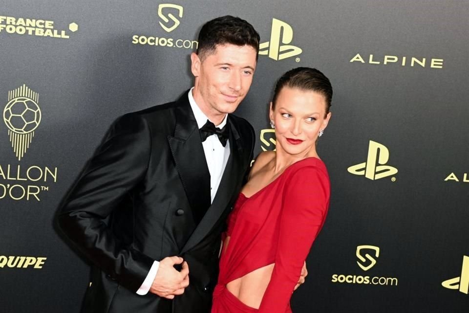 Robert Lewandowski, ganador del Trofeo Gerd Muller, junto a su esposa Anna Lewandowska.