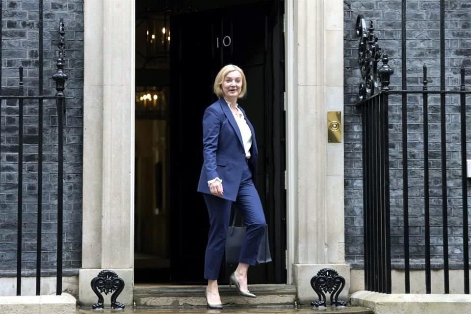 La Primera Ministra británica, Liz Truss, se disculpó en una entrevista con la BBC por los 'errores que se han cometido' durante su corto mandato, pero aseguró que no dimitirá al cargo.