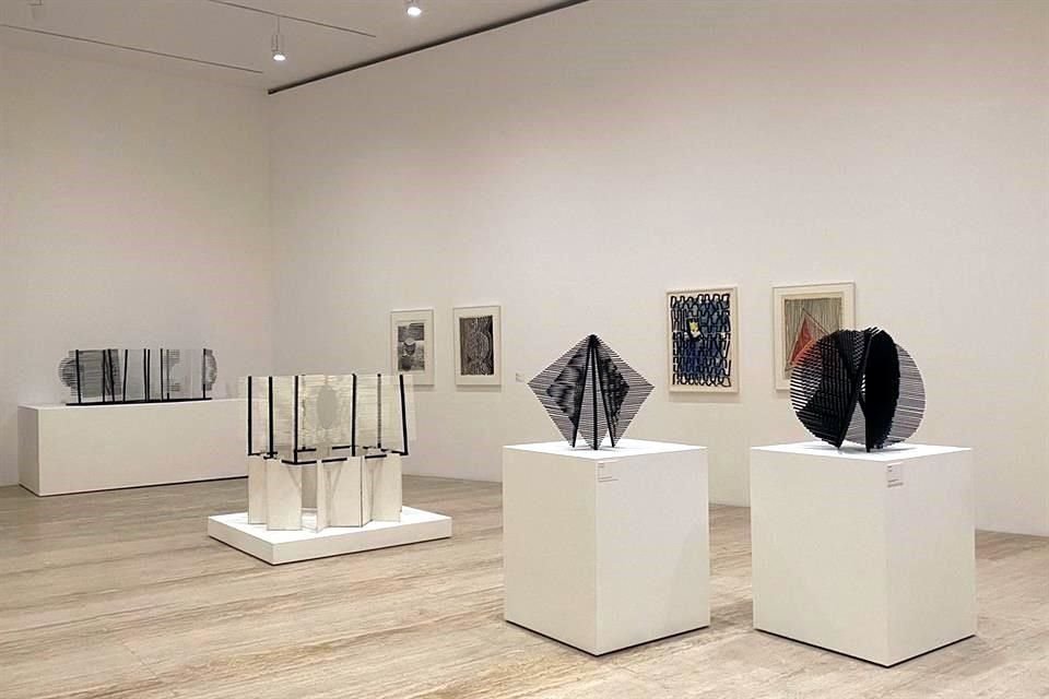 Las obras de Gego cuestionaban los valores de la escultura moderna, explica el curador de la muestra que exhibe el Museo Jumex, Pablo León de la Barra.