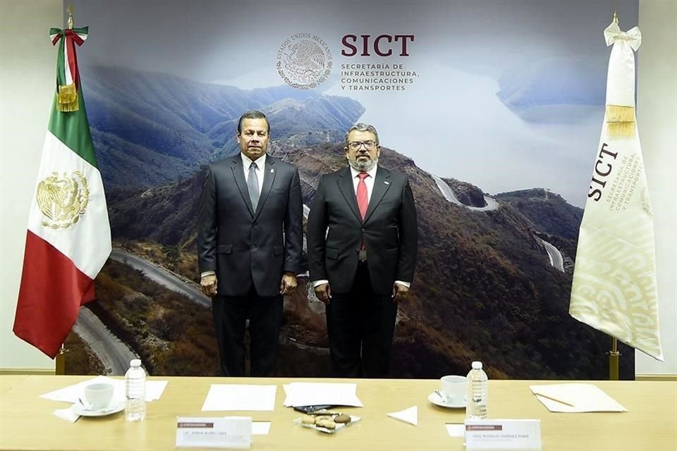 Miguel Enrique Vallín Osuna (izquierda) y Jorge Nuño Lara, encargado de despacho de SICT.