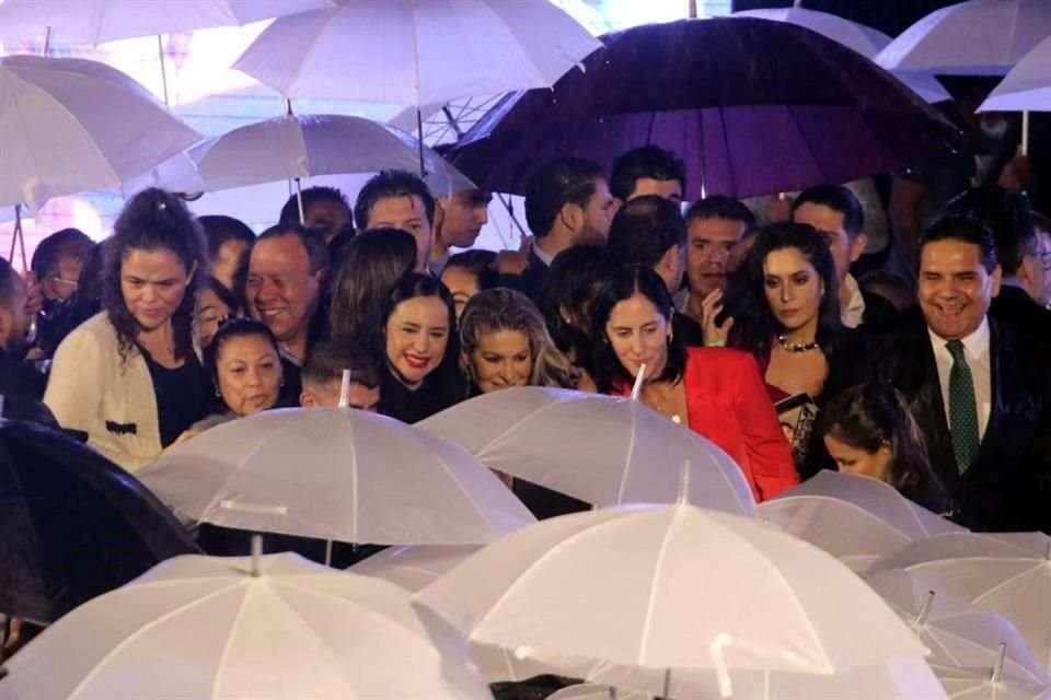 La lluvia que se registró esta noche en la demarcación provocó que Sandra Cuevas diera un evento de 75 segundos.