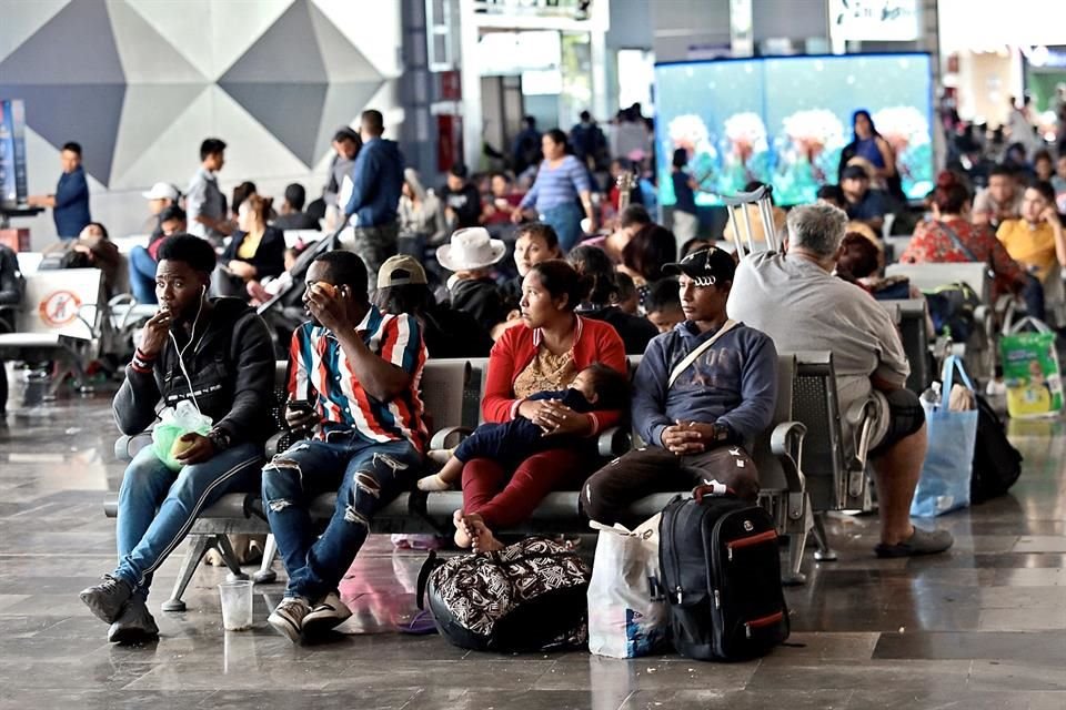 En los últimos días han llegado cientos de venezolanos a bordo de autobuses a la central del norte de la CDMX luego de ser devueltos por autoridades de EU.