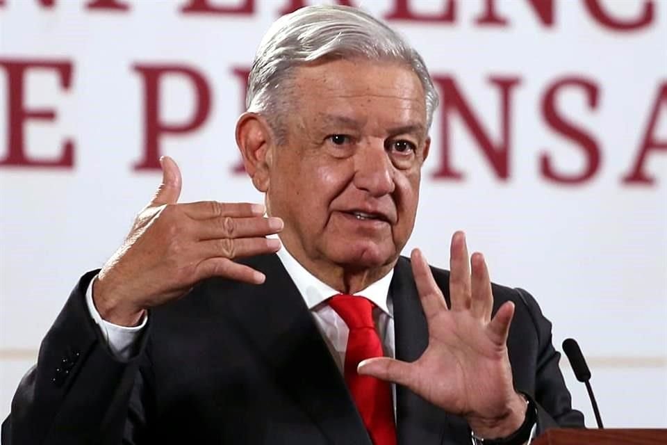 AMLO durante conferencia mañanera en Palacio Nacional.