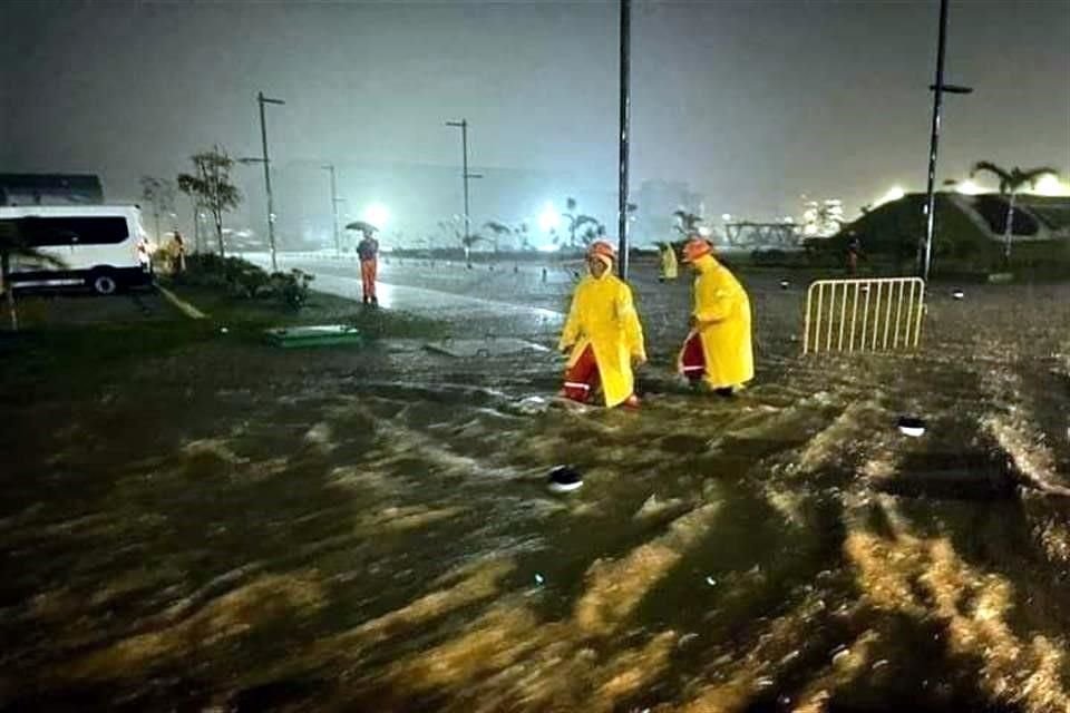 Fuertes lluvias de anoche causaron inundaciones en refinería Dos Bocas.