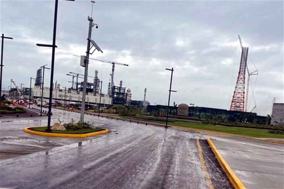 Este martes la refinería ya no luce inundada.