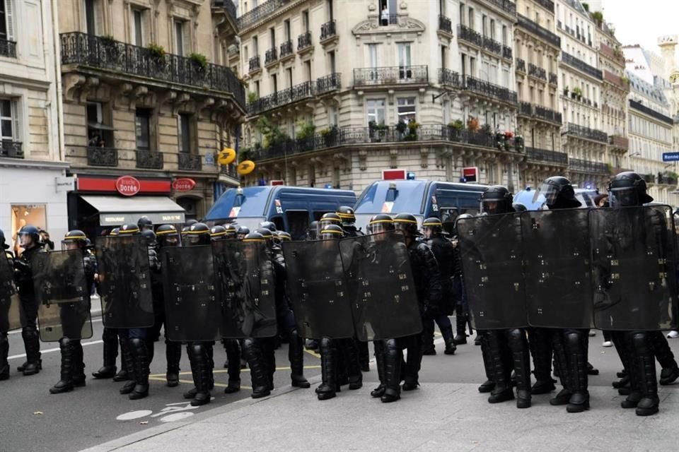 Policías antimotines cierran una calle ante manifestaciones en París, Francia.