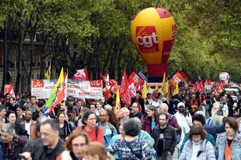 Manifestantes de la CGT en Francia protestan este martes por un aumento salarial.