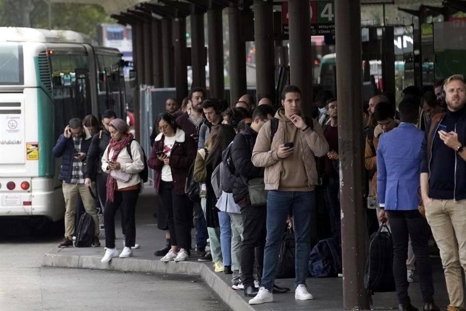 Personas esperan por un camión en Boulogne-Billancourt, al oeste de París, durante las protestas de transportistas.