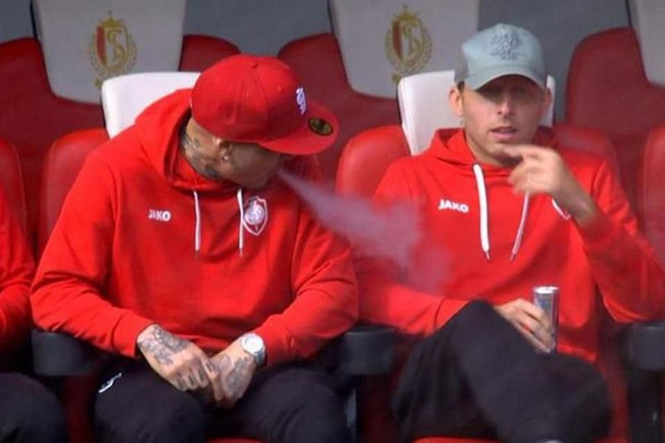Radja Nainggolan sacó un vape en la banca para fumar.