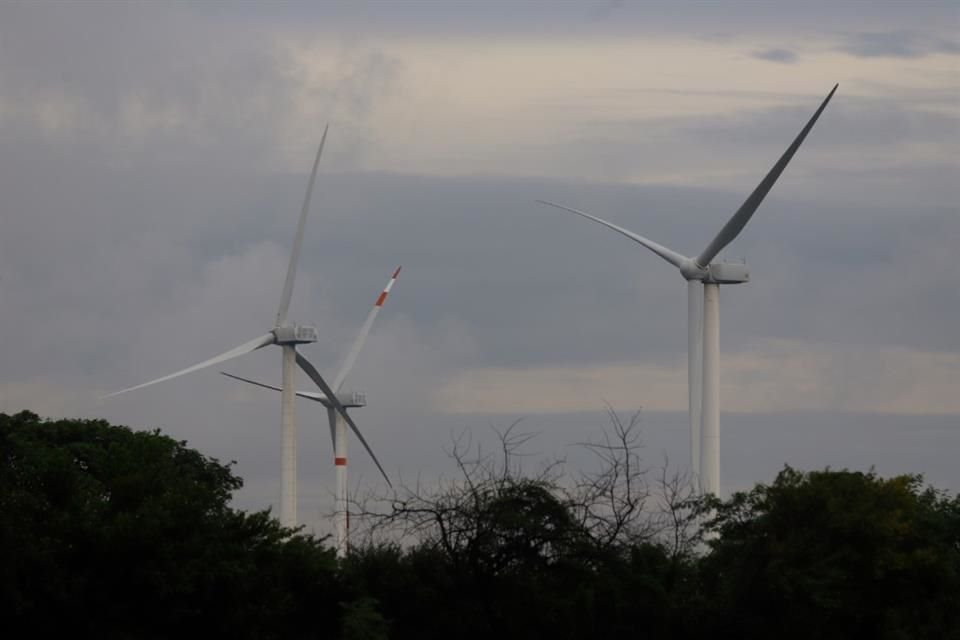 De acuerdo con Carlos Adrián García Basto, director general de la Agencia de Energía del estado, serán dos parques fotovoltaicos y uno eólico.