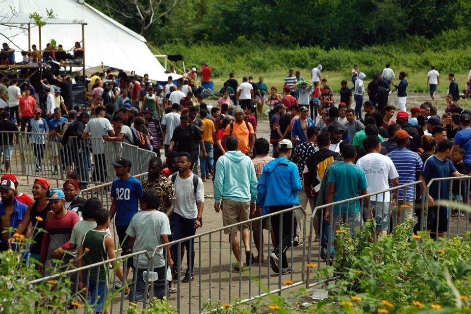 Migrantes, en su mayoría venezolanos, varados en San Pedro Tapanatepec, Oaxaca.