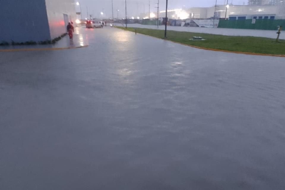 Un obrero que envió fotografías de la zona de la subestación 28 dijo que fueron sacados a las 13:30 horas.