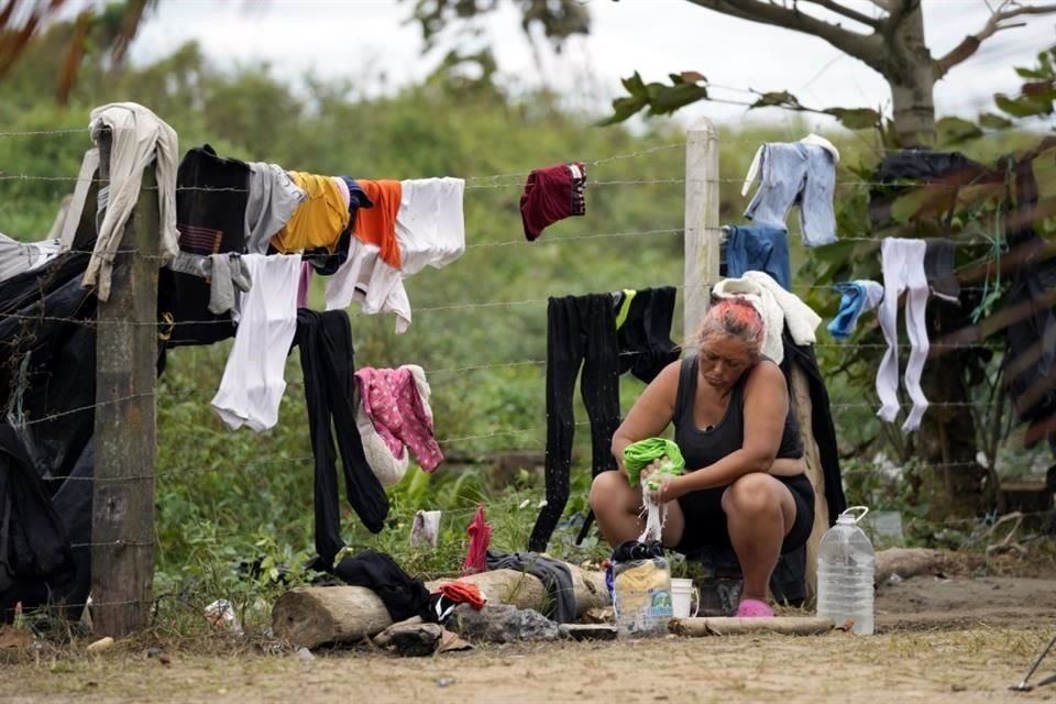 Una venezolana lava prendas de ropa a mano en Necocli, Colombia, el lugar donde los migrantes toman lanchas para ir hasta Acandí, a las puertas de la selva del Darién, el 13 de octubre de 2022.