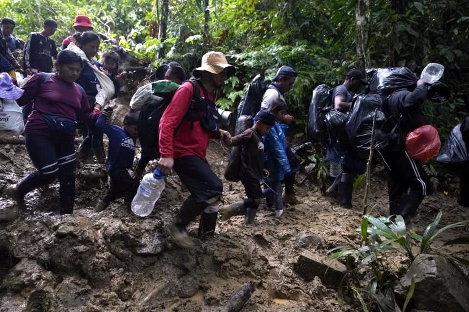 Un grupo de migrantes, en su mayoría venezolanos, camina por el Tapón del Darién desde Colombia hacia Panamá con la esperanza de llegar a Estados Unidos, el sábado 15 de octubre de 2022.