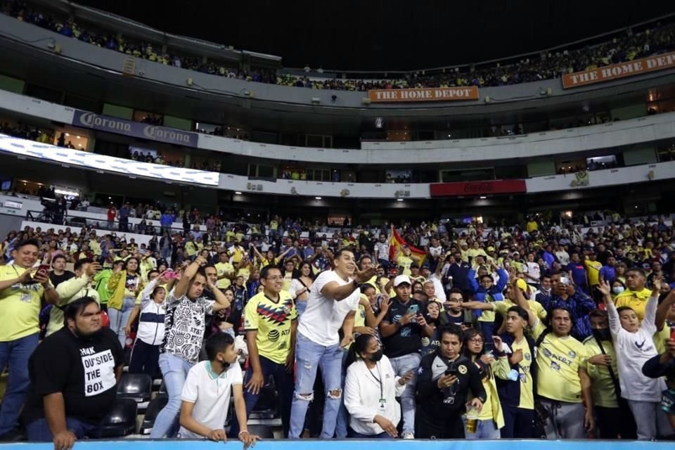 La afición del América está muy entusiasmada con su equipo.