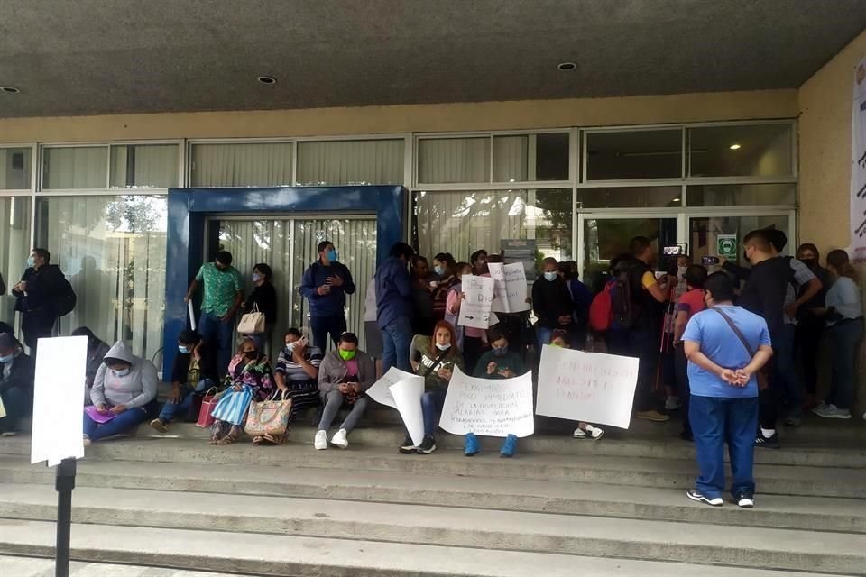 Entre los inconformes hay maestros, trabajadores administrativos, padres de familia y estudiantes.