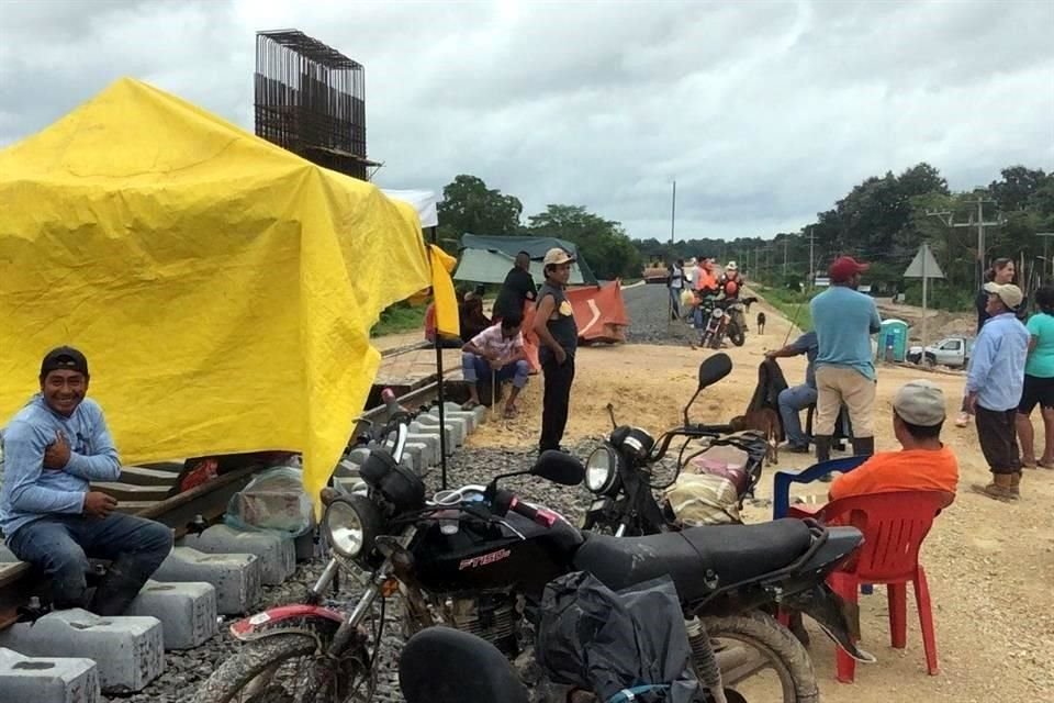 Los pobladores instalaron un campamento sobre las vías desde la noche del miércoles.