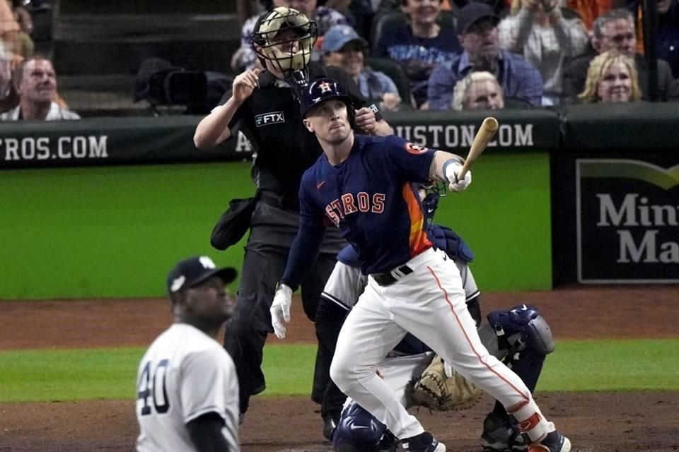 Alex Bregman observa su cuadrangular de tres carreras.