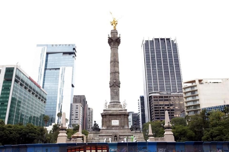 Especialistas en conservación de patrimonio histórico iniciaron el retiro de pintas al pie del Ángel de la Independencia.