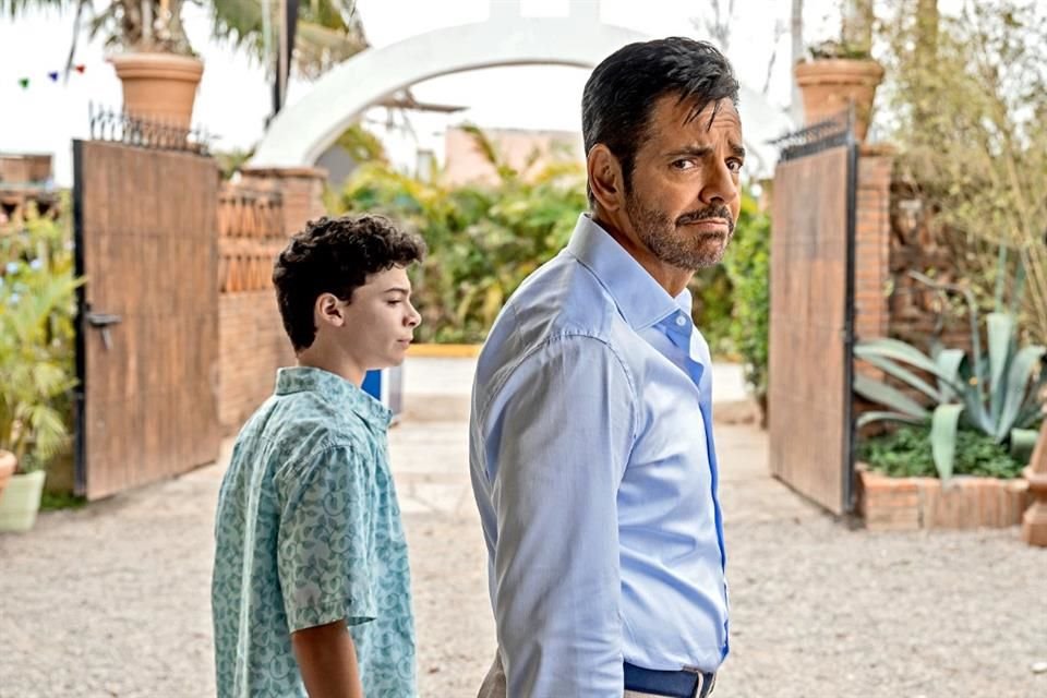 Eugenio Derbez regresa a 'Acapulco', una serie que entrelaza escenas del pasado y presente; estrena este viernes en Apple TV+.