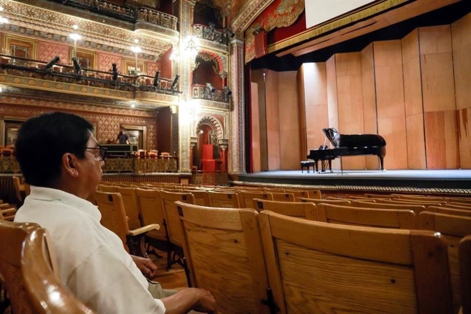 Isidro Guerrero, mejor conocido como Don 'Chilo, se desempeñó como tramoyista, ayudante de iluminación y técnico encargado del Teatro Juárez.