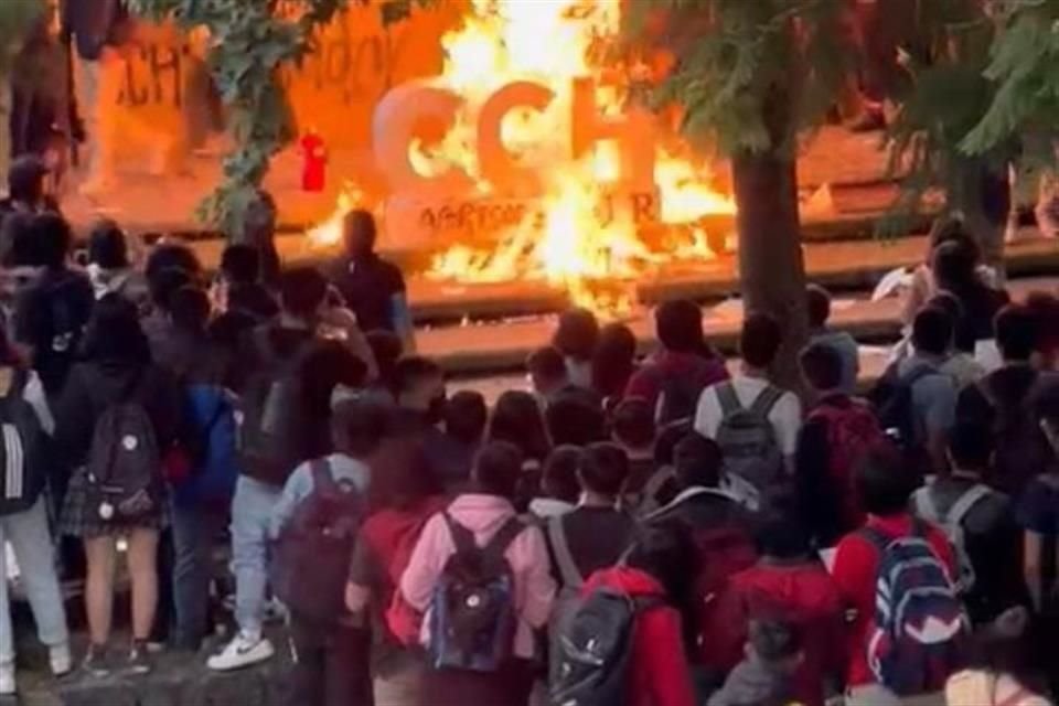 Alrededor de las 18:00 horas, encapuchados comenzaron con la quema de papelería y mobiliario en CCH Sur para exigir justicia por alumna que fue víctima de abuso sexual.