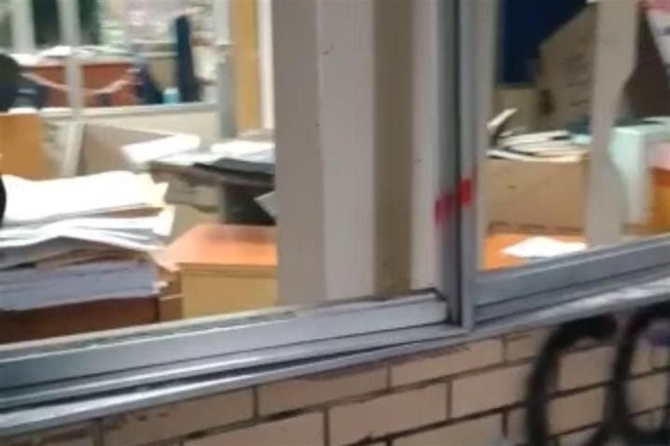 Minutos después de que empezaran los disturbios, profesores y trabajadores del plantel terminaron las clases para evacuar a los alumnos.
