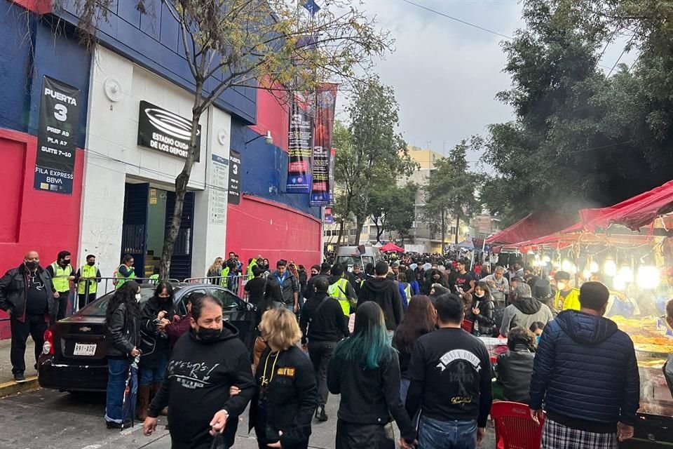 El Estadio de la Ciudad de los Deportes comenzó a tener afluencia de fanáticos alrededor de las 19:00 hrs.