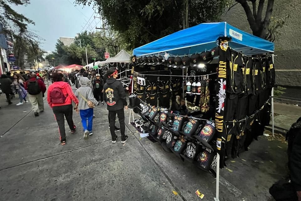 Sombreros, camisas, bufandas y botellas fueron algunos de los objetos a vender.