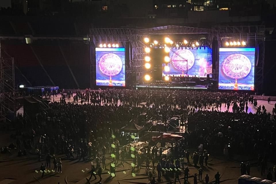 A una hora del concierto, los fans aún no llenaban el recinto.