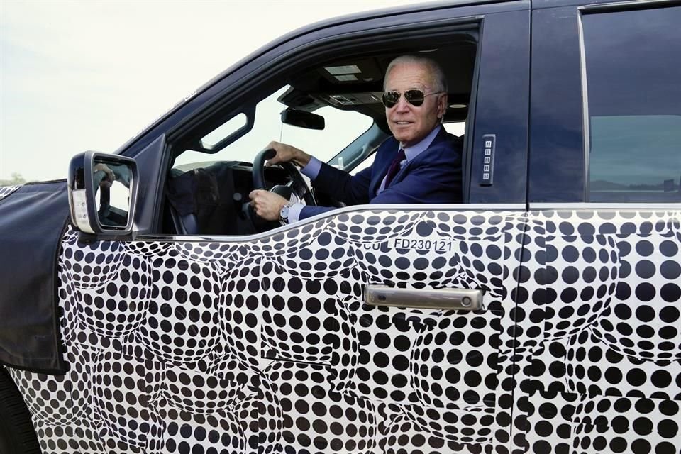 El Mandatario estadounidense se convirtió en una de las primeras personas en manejar la F-150 eléctrica que será presentada por Ford.